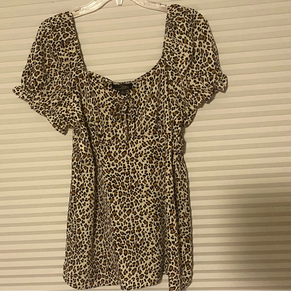 New Suzanne Betro, size large Cheetah print peasant blouse